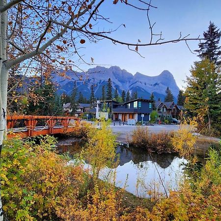 Luxurious Rundle Cliffs Lodge In Spring Creek 캔모어 외부 사진