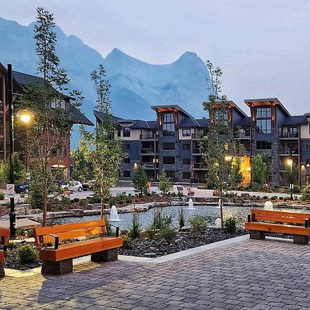 Luxurious Rundle Cliffs Lodge In Spring Creek 캔모어 외부 사진