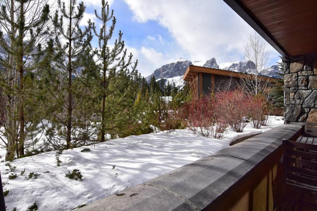 Luxurious Rundle Cliffs Lodge In Spring Creek 캔모어 외부 사진