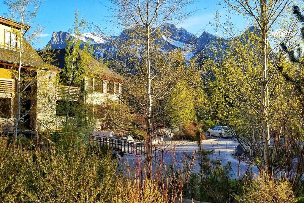 Luxurious Rundle Cliffs Lodge In Spring Creek 캔모어 외부 사진