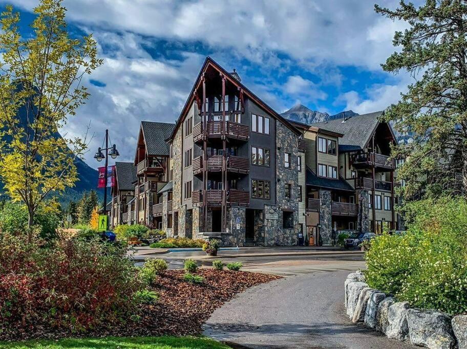 Luxurious Rundle Cliffs Lodge In Spring Creek 캔모어 외부 사진