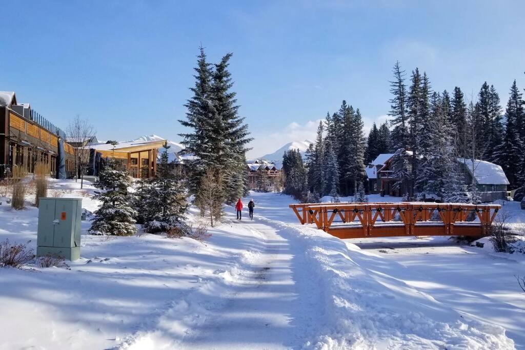 Luxurious Rundle Cliffs Lodge In Spring Creek 캔모어 외부 사진