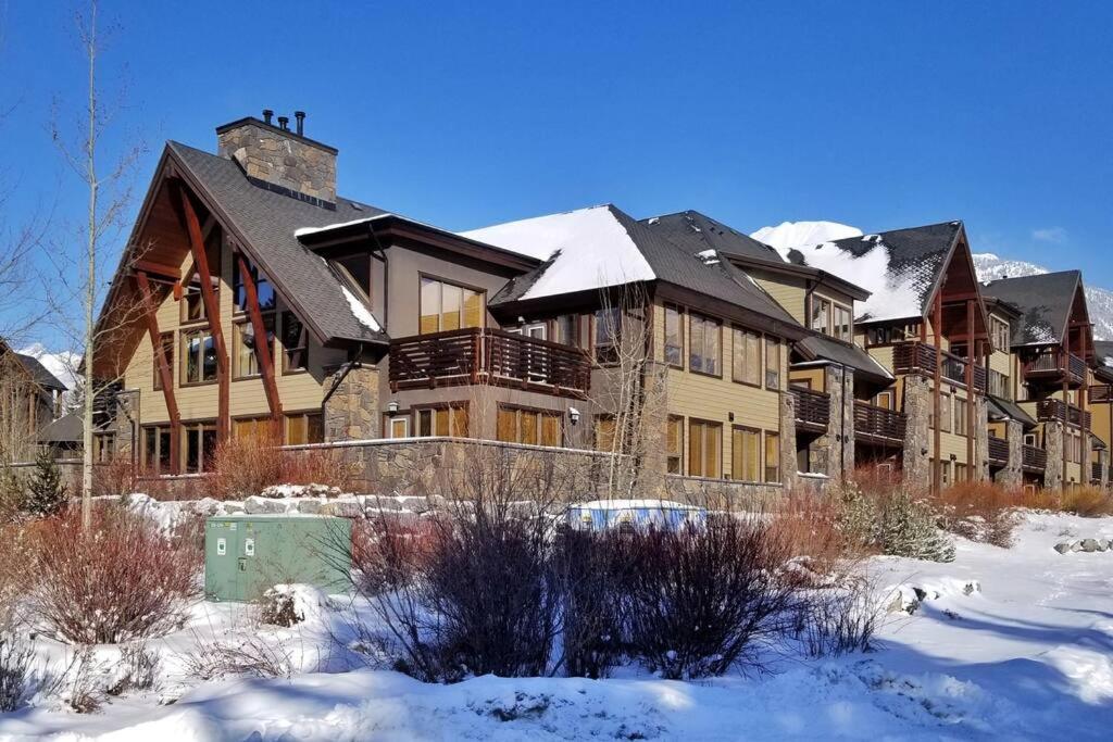 Luxurious Rundle Cliffs Lodge In Spring Creek 캔모어 외부 사진