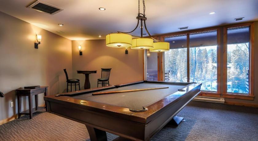 Luxurious Rundle Cliffs Lodge In Spring Creek 캔모어 외부 사진