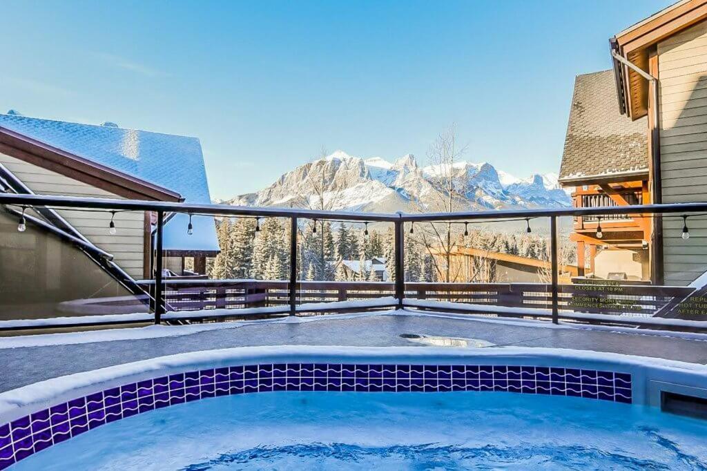 Luxurious Rundle Cliffs Lodge In Spring Creek 캔모어 외부 사진