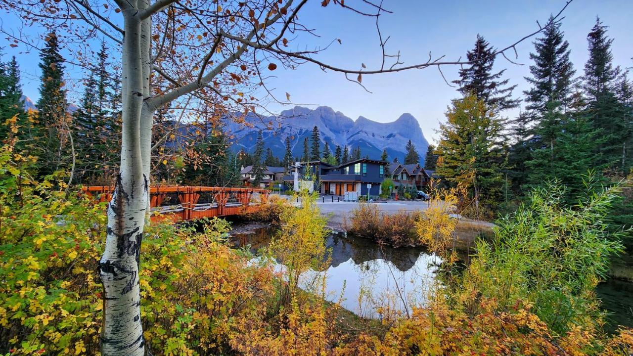 Luxurious Rundle Cliffs Lodge In Spring Creek 캔모어 외부 사진