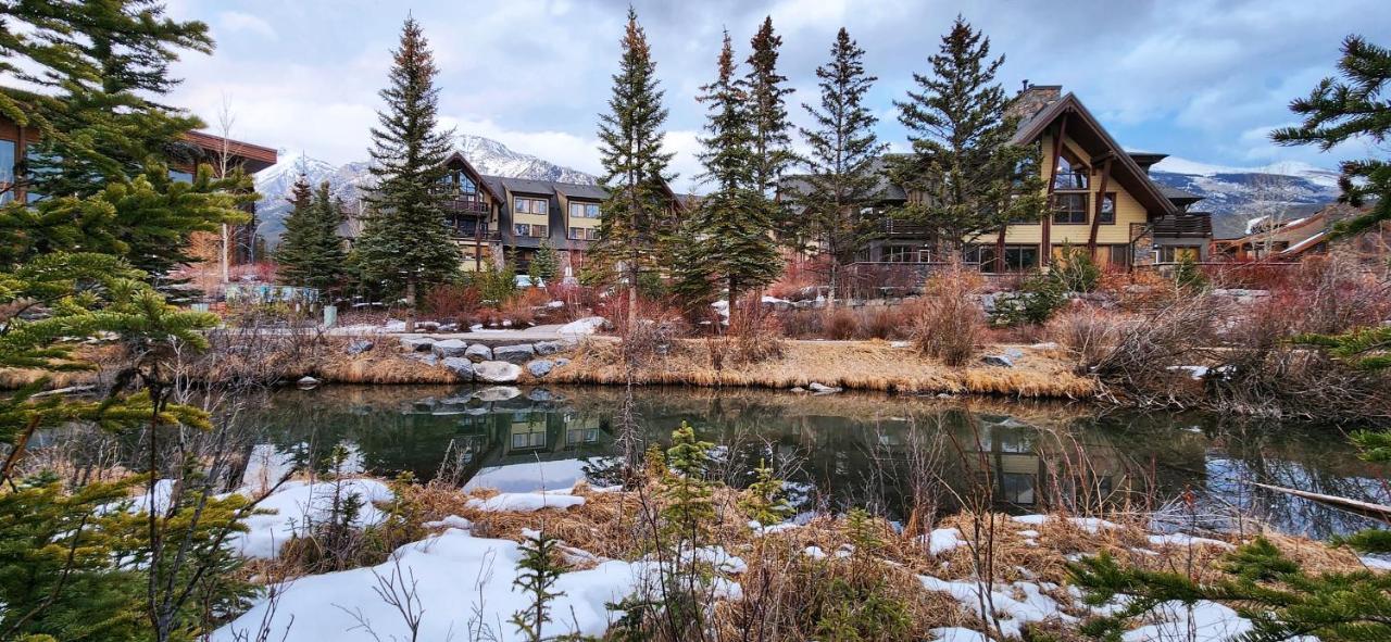 Luxurious Rundle Cliffs Lodge In Spring Creek 캔모어 외부 사진