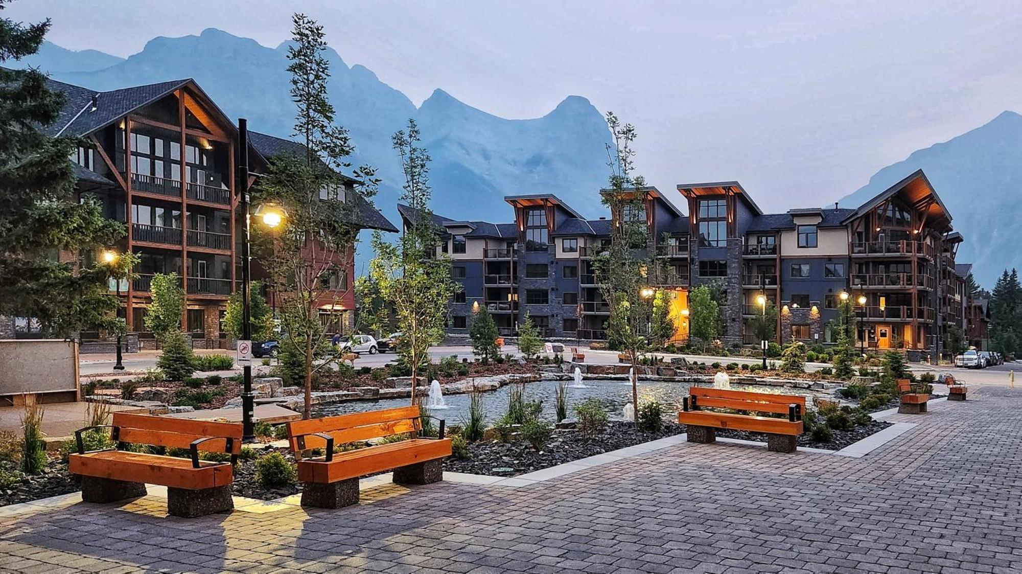 Luxurious Rundle Cliffs Lodge In Spring Creek 캔모어 외부 사진